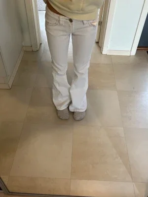 Vita bootcut jeans med fickdetaljer