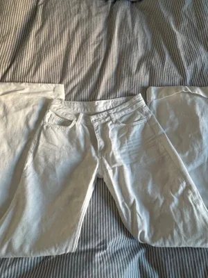 Vita utsvängda jeans