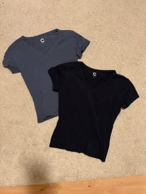 Två basic V-ringade t-shirts