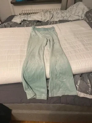 Mintgröna utsvängda leggings
