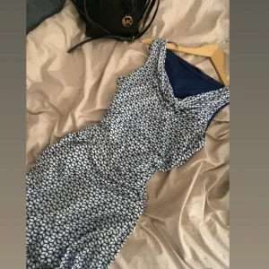 Mönstrad blåvit klänning