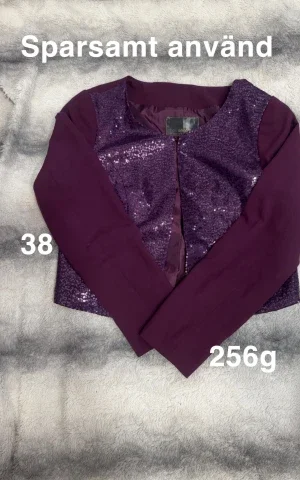 Lila paljettbolero från bonprix