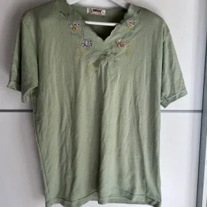 Grön blus med broderi från MEEN