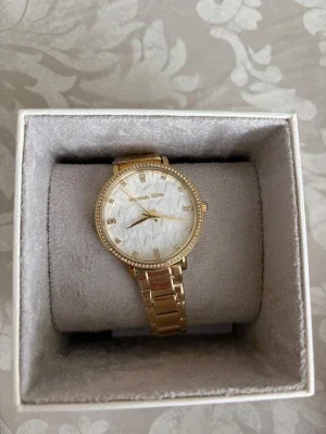 Guldig klocka från Michael Kors. Michael Kors Pyper