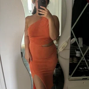 Orange klänning