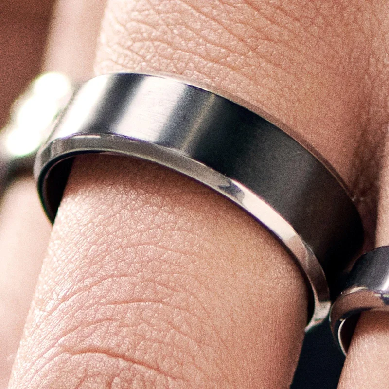 Anillo de titanio en plateado y negro Aesop Keith para hombres - Anillos de titanio