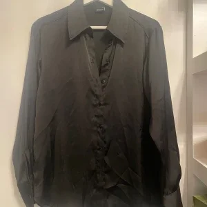 Satin skjorta