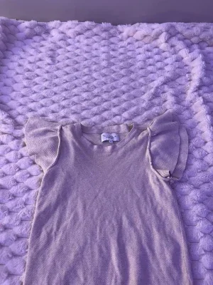 Beige stickad klänning med volangärm