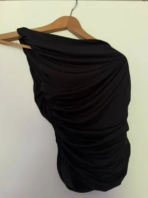 Svart one shoulder draperad klänning