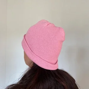 Rosa stickad mössa med uppvikt kant