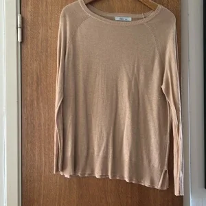 Beige stickad tröja från Ellos