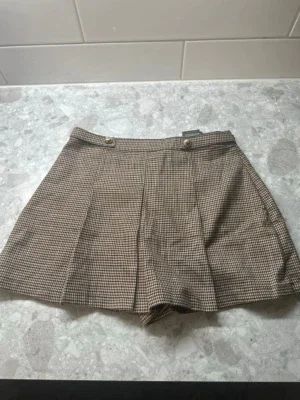 Rutiga skorts i brunbeige ton