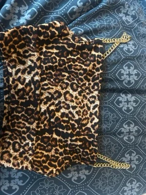 Leopardmönstrad crop top med guldkedjor