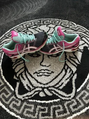 Asics sneakers svart rosa turkos