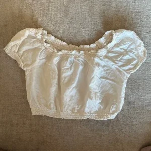 Vit crop top från H&M divided