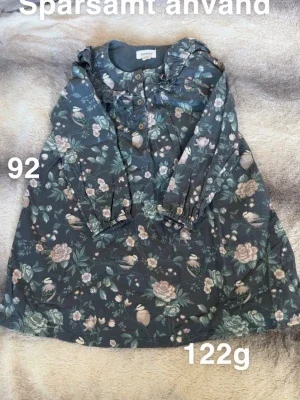 Blommig långärmad klänning Newbie
