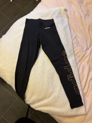 Svarta träningstights från Adidas
