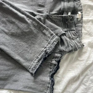 Ljusgråa low waist bootcut jeans