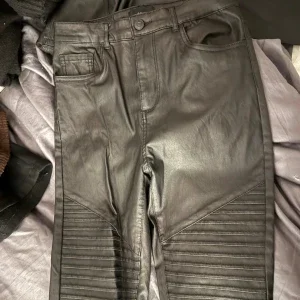 Svarta skinnbyxor från Vero Moda