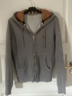 Grå hoodie från Burberry med dragkedja