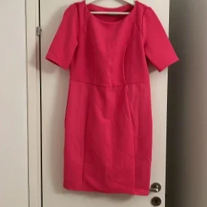 Kort rosa klänning med kort ärm