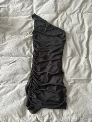 Svart one shoulder klänning