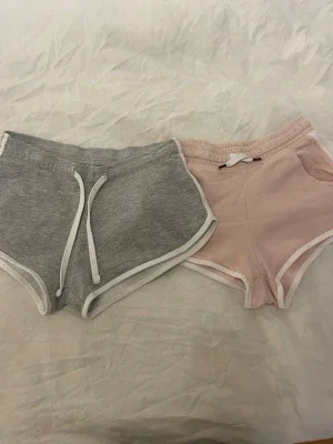Två par mjukisshorts med snörning
