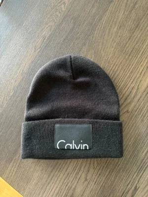 Svart mössa från Calvin Klein