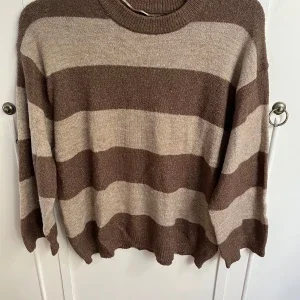 Brun och beige randig tröja från 157