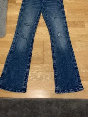 Blå bootcut jeans med rosett-detalj för barn