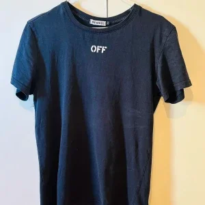 Svart t-shirt från Off-White