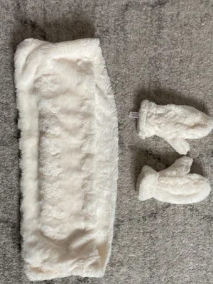 Vita fluffiga vantar & halsduk i fuskpäls