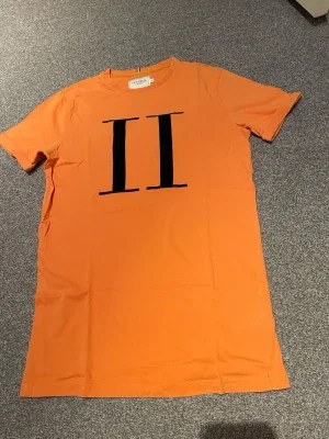 Orange t-shirt från Les Deux