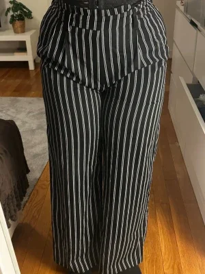 Svarta vida leggings med vita ränder
