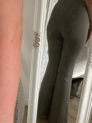Bruna utsvängda leggings med mönster