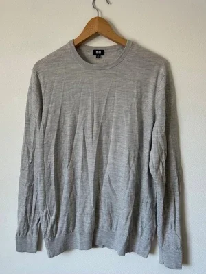 Ljusgrå Uniqlo tunn tröja från Uniqlo