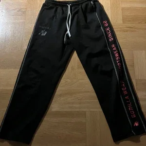 Svarta mjukisbyxor Gorilla Wear S/M