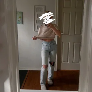 Ljusblå ripped jeans med raka ben