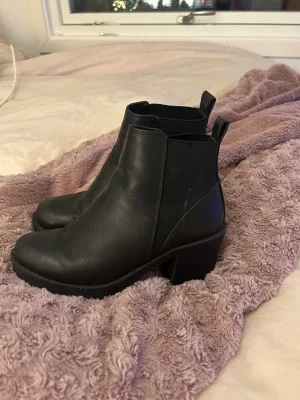 Svarta chelsea boots med klack