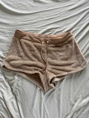 Beiga mjukisshorts med snörning
