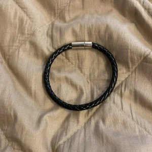 Svart flätat armband av plast