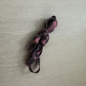 Rosa och svart rutigt skosnöre