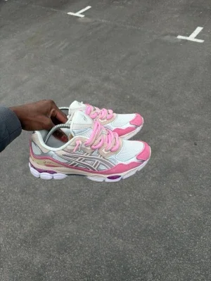 Double lacessed ASICS vita och rosa sneakers