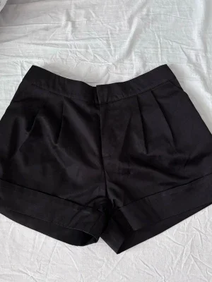 Svarta dressade shorts med hög midja