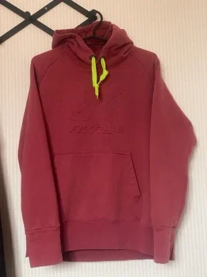 RevolutionRace röd hoodie