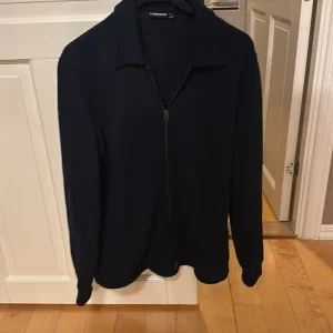 Marin blå zip overshirt. Original pris 2450 kr