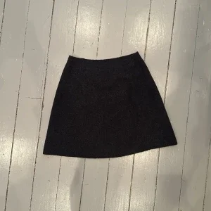 Grå/svart räflad stickad kjol i ull ️