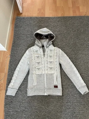 Stickad grå hoodie med dragkedja