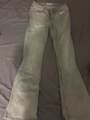 Grå bootcut jeans från Perfect Jeans