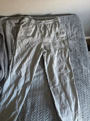Gråa och svarta mjukisbyxor från Nike